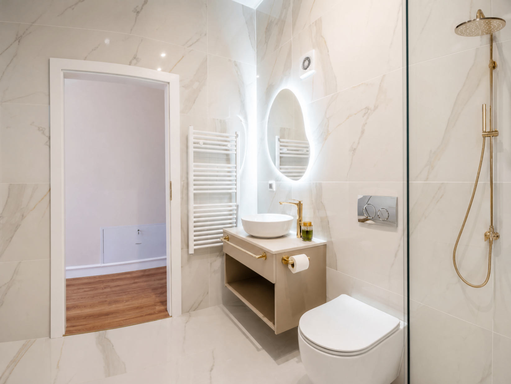 Baie spațioasă cu oglindă iluminată la Galant Apartments
