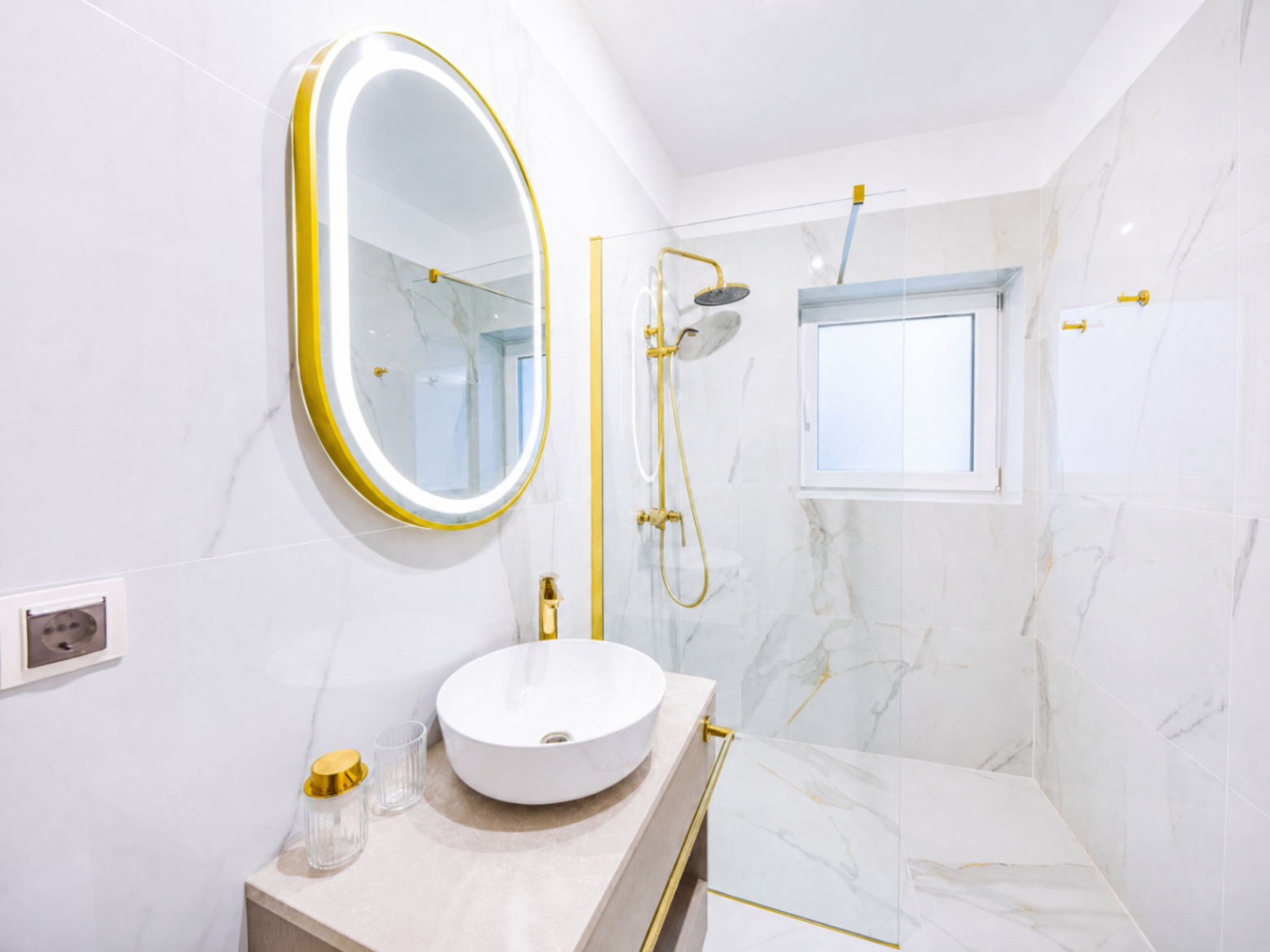 Baie luminoasă cu oglindă ovală la Galant Apartments