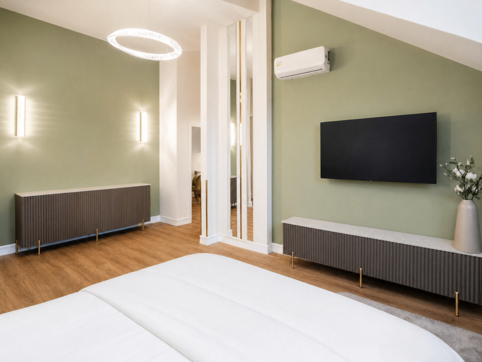 Dormitor cu TV și accente verzi la Galant Apartments