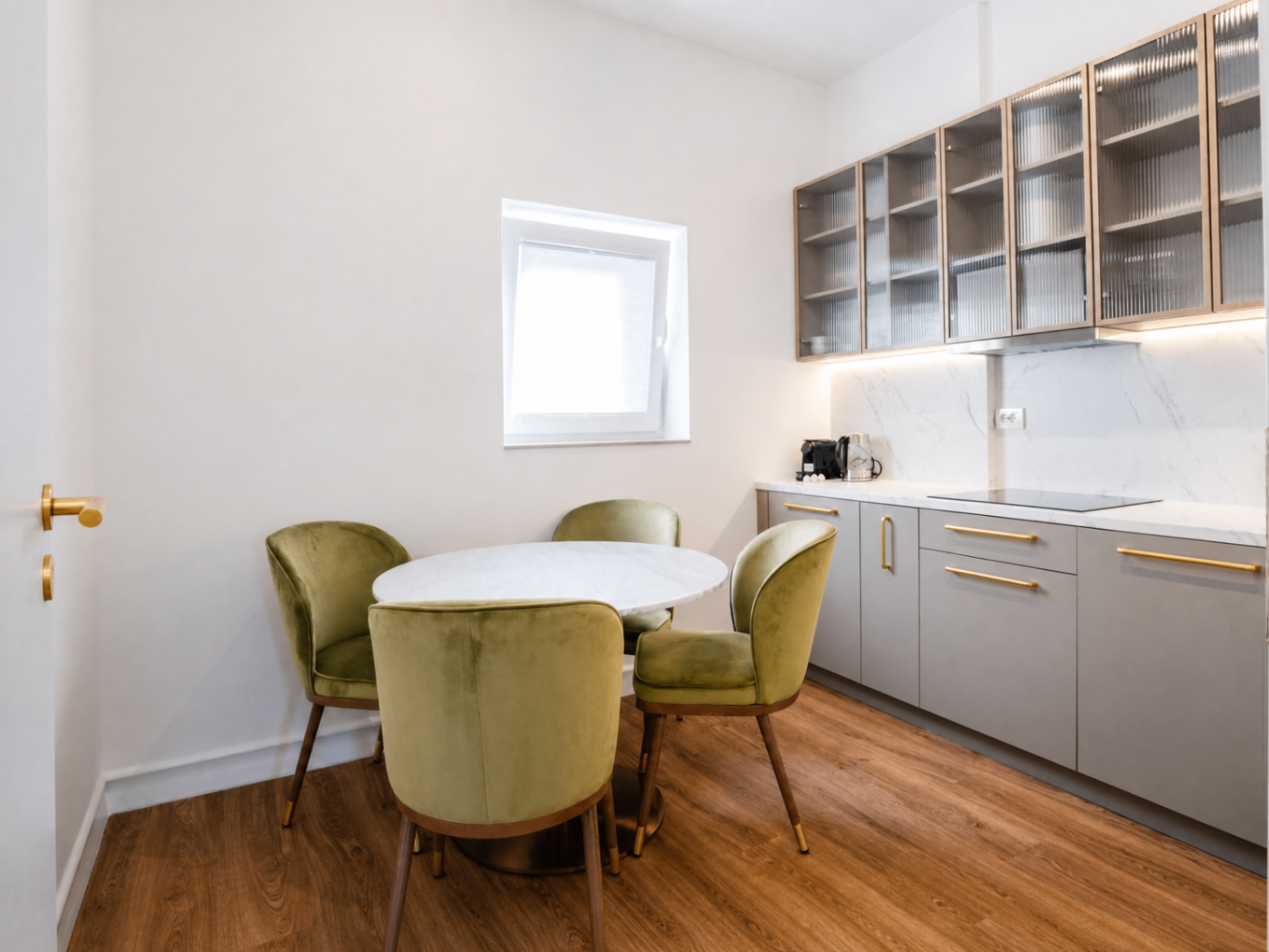 Bucătărie cu zonă de luat masa la Galant Apartments
