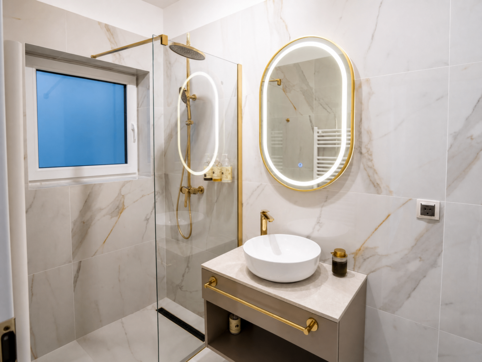 Baie cu duș walk-in și finisaje aurii la Galant Apartments
